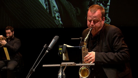 Screenshot: Saxofonist Fiete Felsch von der NDR Bigband bei einem Livestream-Konzert vom 25. November 2020. © NDR Foto: Screenshot