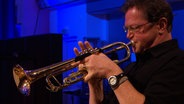 Screenshot: Trompeter Ingolf Burkhardt von der NDR Bigband während einer Studioaufnahme im Studio Eins des NDR Hamburg © NDR Foto: Screenshot