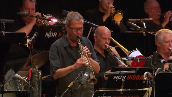 Screenshot: Musiker der NDR Bigband während eines Konzerts bei der Jazz Baltica 2014 © NDR Foto: Screenshot