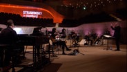 Screenshot: Konzertszene aus "Windows to Stravinsky" mit Geir Lysne und der NDR Bigband in der Elbphilharmonie Hamburg © NDR Foto: Screenshot