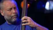 Konzertszene: Bassist Dave Holland im Konzert mit der NDR Bigband bei der JazzBaltica 2003 © NDR Foto: Screenshot