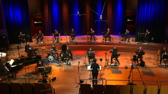 Screenshot: Tini Thomsen leitet die NDR Bigband im Rolf-Liebermann-Studio © NDR Foto: Screenshot