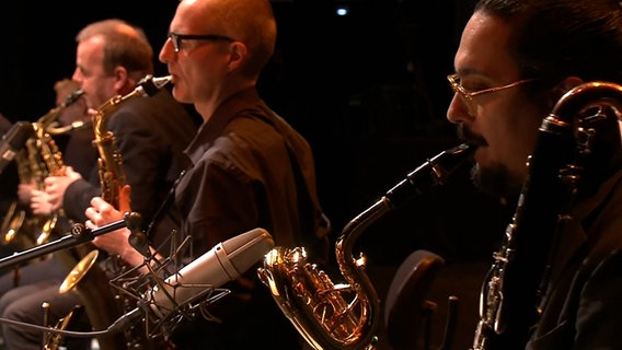 Screenshot: Mitglieder der NDR Bigband während des Konzerts am 25. November auf Kampnagel ("Charlie Parker - Bird@100"). © NDR Foto: Screenshot