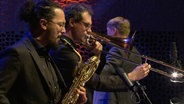 Luigi Grasso (links) und Ingo Lahme von der NDR Bigband spielen Saxofon und Posaune. © NDR 