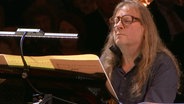 Pianist Vladyslav Sendecki am Flügel auf der Bühne der Elbphilharmonie Hamburg © NDR Foto: Screenshot