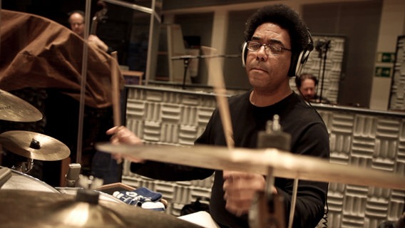 Omar Sosa und NDR Bigband im Studio © Melodia 