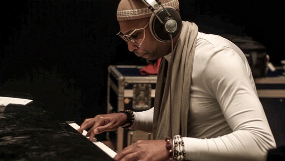 Omar Sosa und NDR Bigband im Studio © Melodia 