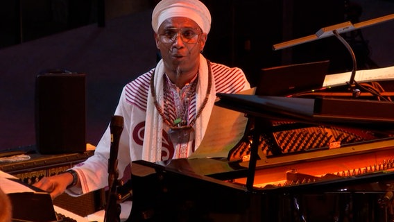 Omar Sosa am Flügel beim Konzert in der Elbphilharmonie. © NDR 