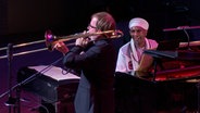 Omar Sosa am Flügel und Posaunist Klaus Heidenreich von der NDR Bigband beim Konzert in der Elbphilharmonie © NDR 