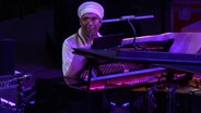 Screenshot: Omar Sosa bei seinem Konzert mit der NDR Bigband in der Elbphilharmonie Hamburg (17. April 2017) © NDR Foto: Screenshot