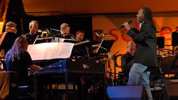 Auftritt von Vladyslav Sendecki mit Bobby McFerrin und der NDR Bigband in Salzau im August 2007. © NDR Bigband Foto: NDR Bigband