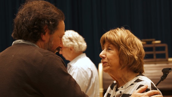 Sängerin Norma Winstone im Studio mit der NDR Bigband. © NDR Foto: Veronika Emiliy Pohl