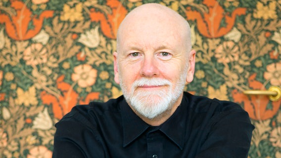 Der australische Komponist Brett Dean im Porträt vor bunten Tür. Der australische Komponist Brett Dean im Porträt vor bunten Tür. © Bettina Stoess