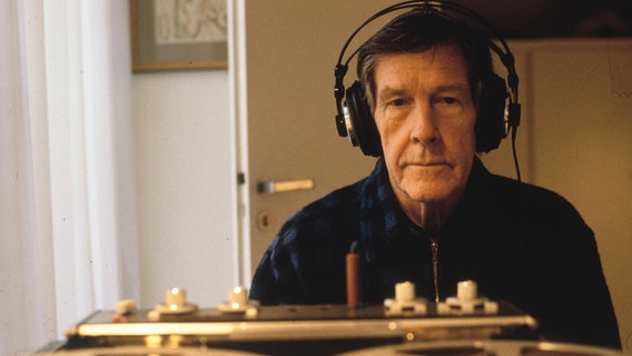 John Cage mit Kopfhörern am Tonbandgerät (Foto von 1981) © picture-alliance / akg-images / Marion Kalter | Marion Kalter 