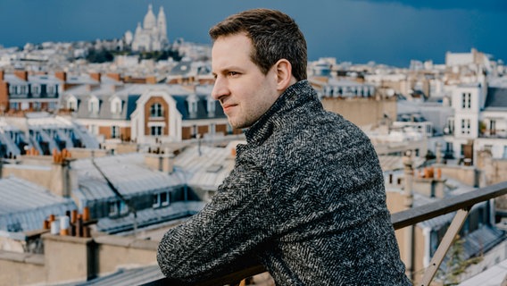 Pianist Bertrand Chamayou im Porträt vor der Skyline von Paris © Marco Borggreve Foto: Marco Borggreve