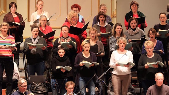 Die Damen des NDR Chor und RIAS Kammerchors in der Probe © NDR Foto: Thomas Becker