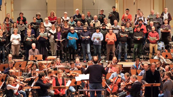 Probenszene: Der NDR Chor, RIAS Kammerchor und das NDR Sinfonieorchester mit Solisten proben unter Leitung von Thomas Hengelbrock in der Laeiszhalle. © NDR Foto: Thomas Becker