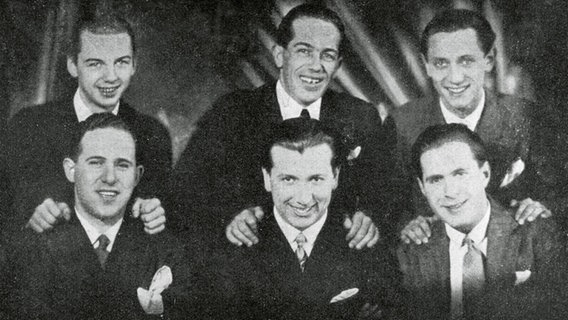Die Comedian Harmonists: Gruppenbild mit Ari Leschnikow (1. Tenor), Erich Collin (2. Tenor), Roman Cykowski (Bariton), Robert Biberti (Baß), Harry Frommermann (Buffo) und Erwin Bootz (Begleitung). Foto, um 1928 © picturee alliance / akg-images 