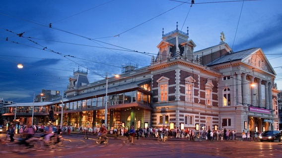 Das erleuchtete Concertgebouw in Amsterdam am Abend. © Concertgebouw, foto@concertgebouw.nl Foto: Leander Lammertink