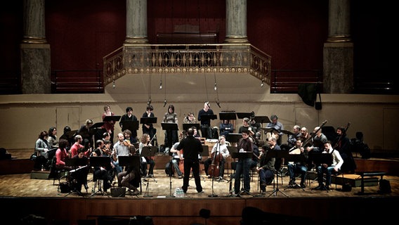 Probenszene: Die Mitglieder des Concerto Italiano und Leiter Rinaldo Alessandrini auf einer Bühne. © Massimiliano Marsili 