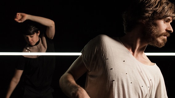 Probenfoto: Zwei Tänzer proben für die Uraufführung von "Danserye" Probenfoto: Zwei Tänzer proben für die Uraufführung von "Danserye" © Arne Schmitt