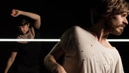 Probenfoto: Zwei Tänzer proben für die Uraufführung von "Danserye" © Arne Schmitt 