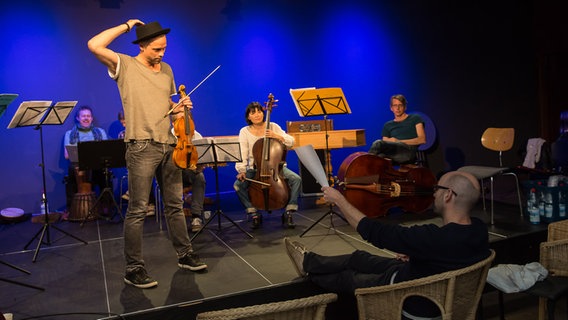 Bei der Probe: die Barokksolistene im Resonanzraum St. Pauli © NDR Foto: Axel Herzig