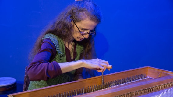 Nach der Probe: Klavierstimmerin stimmt das Cembalo nach © NDR Foto: Axel Herzig