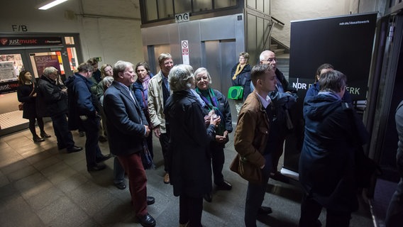 Konzertbesucher stehen vor dem Resonanzraum St. Pauli in einer Schlange © NDR Foto: Axel Herzig