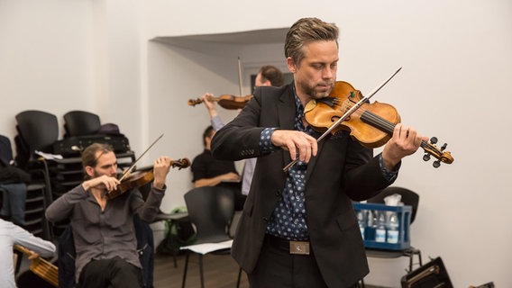 Die Musiker von Barokksolistene spielen sich hinter der Bühne ein. © NDR Foto: Axel Herzig