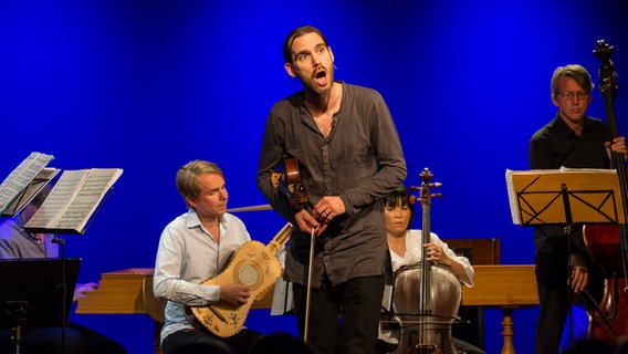 Konzertszene im Resonanzraum St. Pauli: Per Buhre, Viola, singt auch Countertenor-Partien an diesem Abend © NDR Foto: Axel Herzig