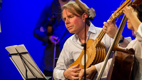 Konzertszene: "An Alehouse Session" mit den Barokksolistene, hier im Vordergrund: Gitarrist Fredrik Bock © NDR Foto: Axel Herzig