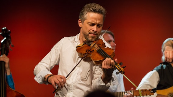 Konzertszene im Resonanzraum St. Pauli: Bjarte Eike und die Barokksolistene © NDR Foto: Axel Herzig