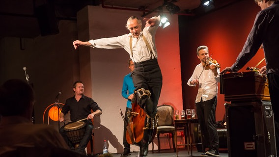 Konzertszene im Resonanzraum St. Pauli: Steve Player tanzt mit Schellenkränzen an den Beinen © NDR Foto: Axel Herzig