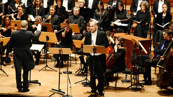Bariton Johannes Weisser vor dem B'Rock Orchester. Links im Bild: Dirigent Philipp Ahmann © NDR Foto: Falk von Traubenberg
