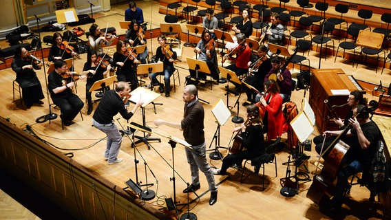 Probenszene: Das Ensemble B'Rock probt gemeinsam mit Bariton Johannes Weisser und Dirigent Philipp Ahmann © NDR Foto: Falk von Traubenberg