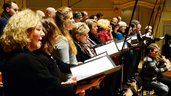 Probenszene: Der NDR Chor singt auf der Bühne der Laeiszhalle © NDR Foto: Falk von Traubenberg