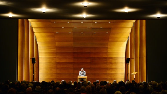 Blick über die Zuschauer auf die Bühne: Dr. Ilja Stephan bei der Einführungsveranstaltung im Kleinen Saal der Laeiszhalle © NDR Foto: Falk von Traubenberg