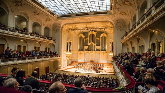Blick über den Rang der Laeiszhalle auf die noch leere Konzertbühne © NDR Foto: Falk von Traubenberg