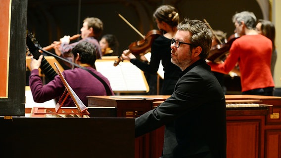 Cembalist David Van Bouwel bei der Probe © NDR Foto: Falk von Traubenberg