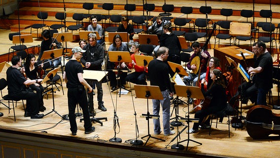 Musiker und Orchesterwarte auf der Bühne der Laeiszhalle © NDR Foto: Falk von Traubenberg