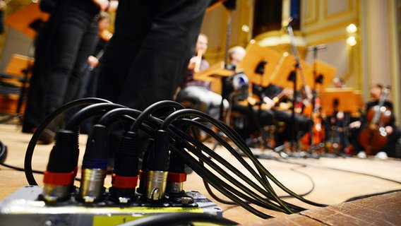 Stecker und Kabel auf der Bühne der Laeiszhalle © NDR Foto: Falk von Traubenberg
