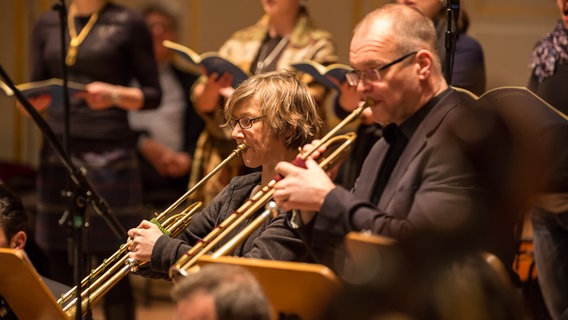 Die Trompeter des Collegium 1704 mit ihren Naturtrompeten. © NDR Foto: Axel Herzig