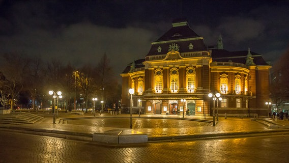 Die beleuchtete Laeiszhalle von außen © NDR Foto: Axel Herzig