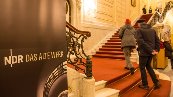 Konzertbesucher im Foyer der Hamburger Laeiszhalle © NDR Foto: Axel Herzig