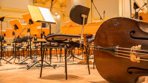 Orchesteraufbau auf der Bühne im Großen Saal der Laeiszhalle © NDR Foto: Axel Herzig