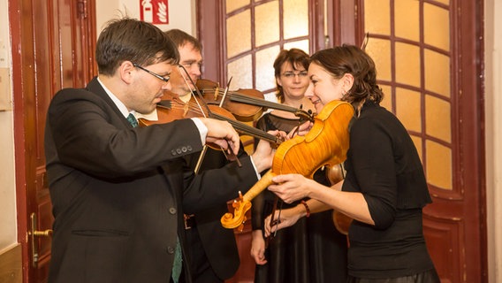 Backstage: Musiker des Collegium 1704 vor dem Auftritt © NDR Foto: Axel Herzig