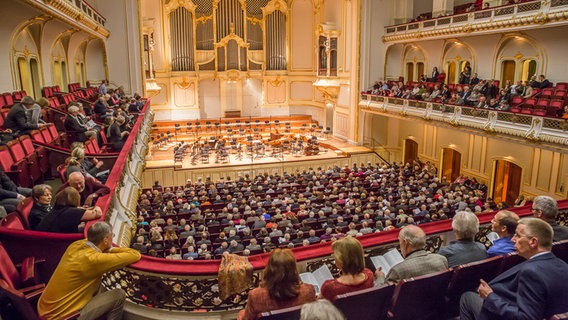 Blick aus dem zweiten Rang über den gefüllten Zuschauerraum der Laeiszhalle © NDR Foto: Axel Herzig