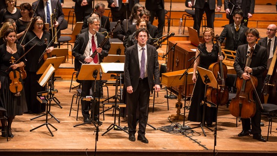 Konzertszene: Václav Luks und die Musiker des Collegium 1704 stehen auf der Bühne der Laeiszhalle © NDR Foto: Axel Herzig