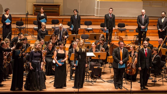Konzertszene: Musiker und Sänger stehen zum Applaus © NDR Foto: Axel Herzig